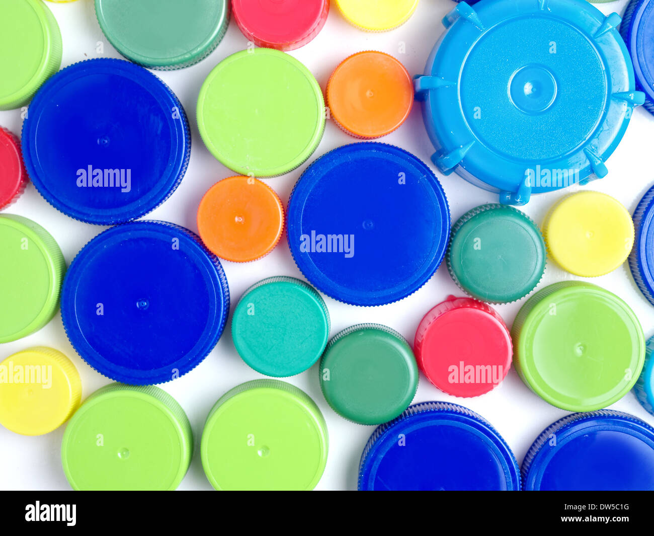 Un assortimento di cime di plastica e tappi in diversi colori shot dal di sopra Foto Stock