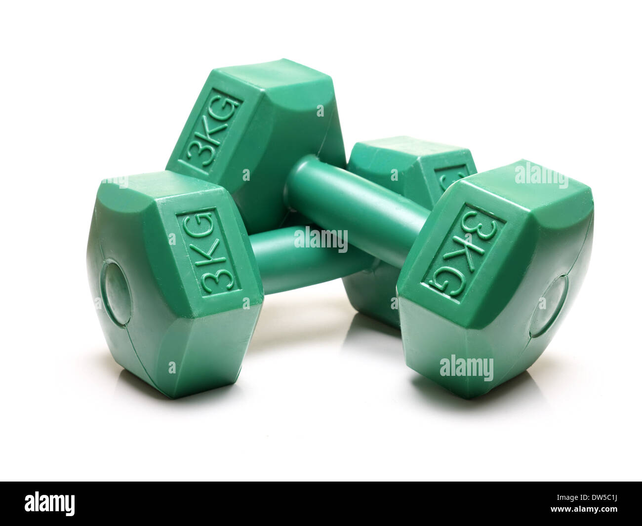 Coppia di green 3 kg manubri colpo su sfondo bianco Foto Stock