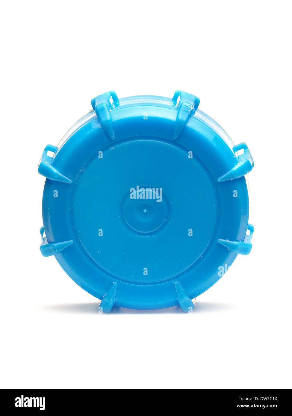 Blue tappo in plastica per bottiglie di shot su sfondo bianco Foto Stock