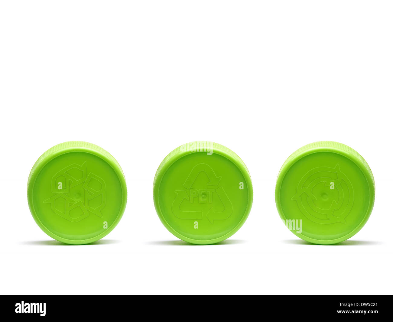 Tre verdi tappi in plastica con diversi simboli di riciclo embosed shot su bianco Foto Stock