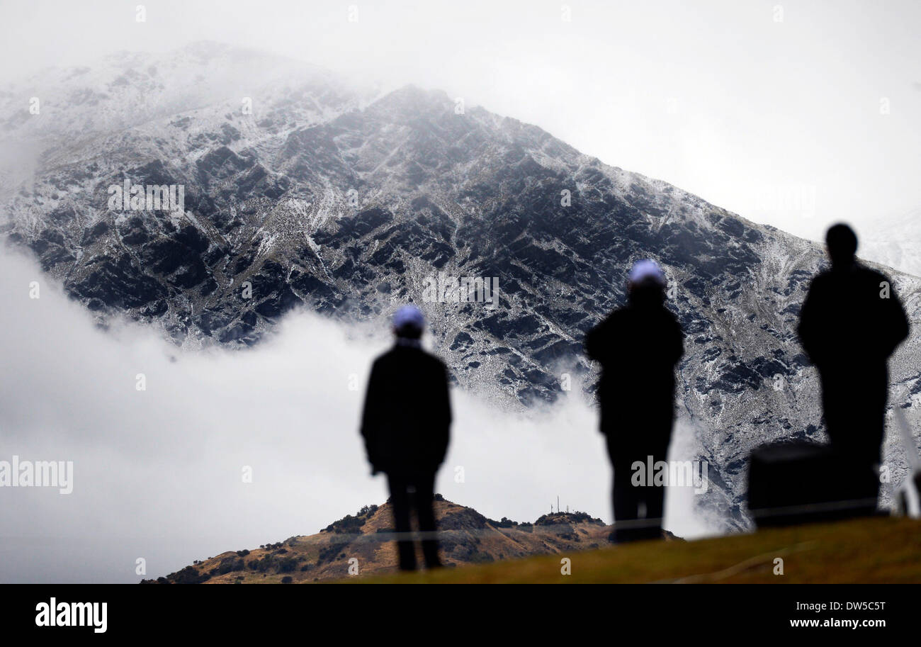 Arrowtown, Nuova Zelanda. 28 feb 2014. Gli amanti del golf potranno brave le condizioni come la neve cade sulle colline durante il round 2 della Nuova Zelanda Open Championship presso le colline, Arrowtown, Nuova Zelanda. Credito: Azione Sport Plus/Alamy Live News Foto Stock