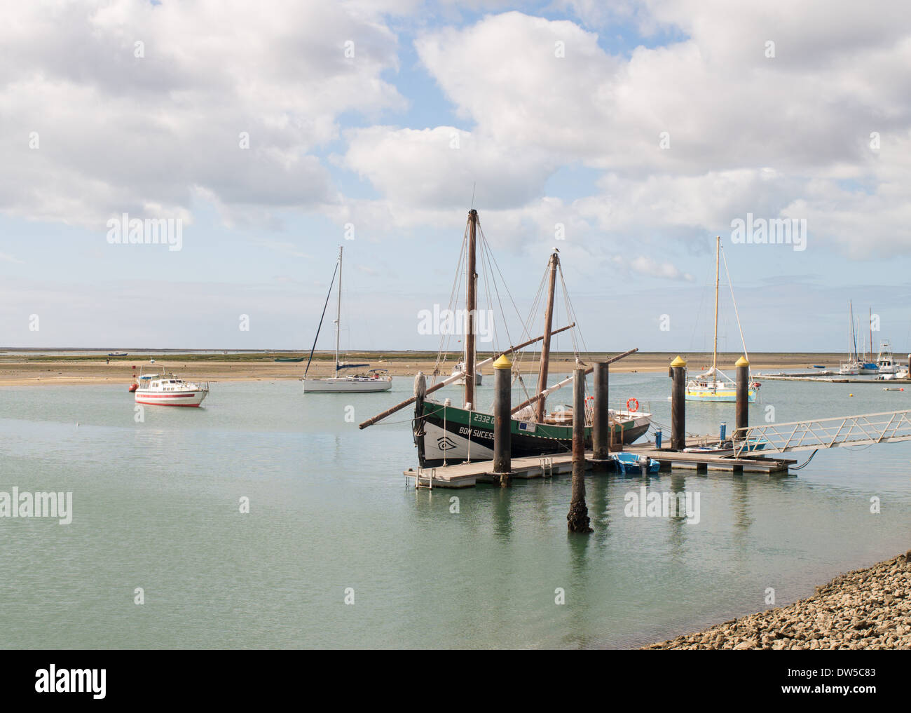 Tradizionale imbarcazione a vela e yacht ormeggiati a Olhão, Algarve, Portogallo, Europa Foto Stock
