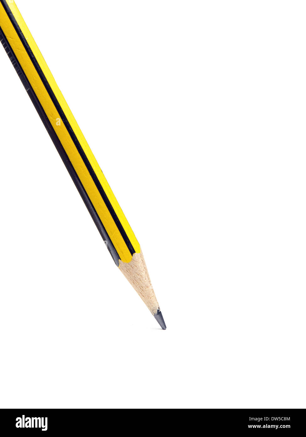Sharp nero e matita gialla shot su sfondo bianco Foto Stock