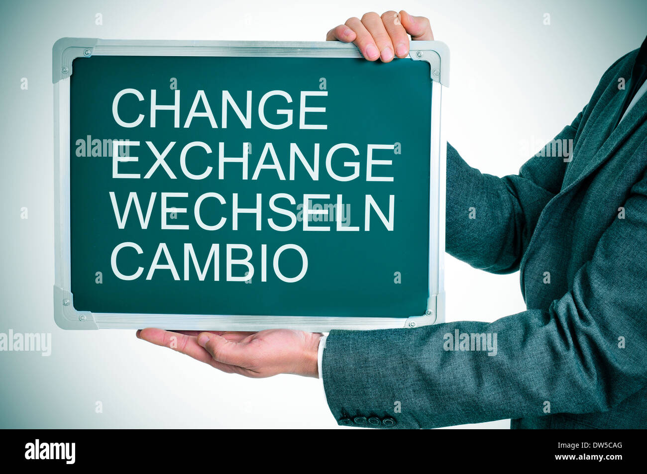 L uomo indossa una tuta in possesso di una lavagna con le parole cambiano, exchange, wechseln, cambio scritto in esso Foto Stock