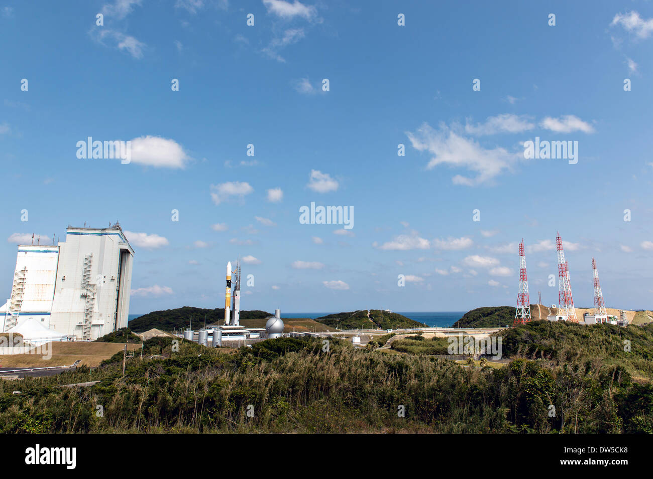 Un giapponese Aerospace Exploration Agency H-IIA rocket portando la NASA-JAXA Global precipitazione nucleo di misurazione satellitare Osservatorio rotola fuori al Launch Pad 1 presso il Tanegashima Space Center Febbraio 27, 2014 in Tanegashima, Giappone. Foto Stock