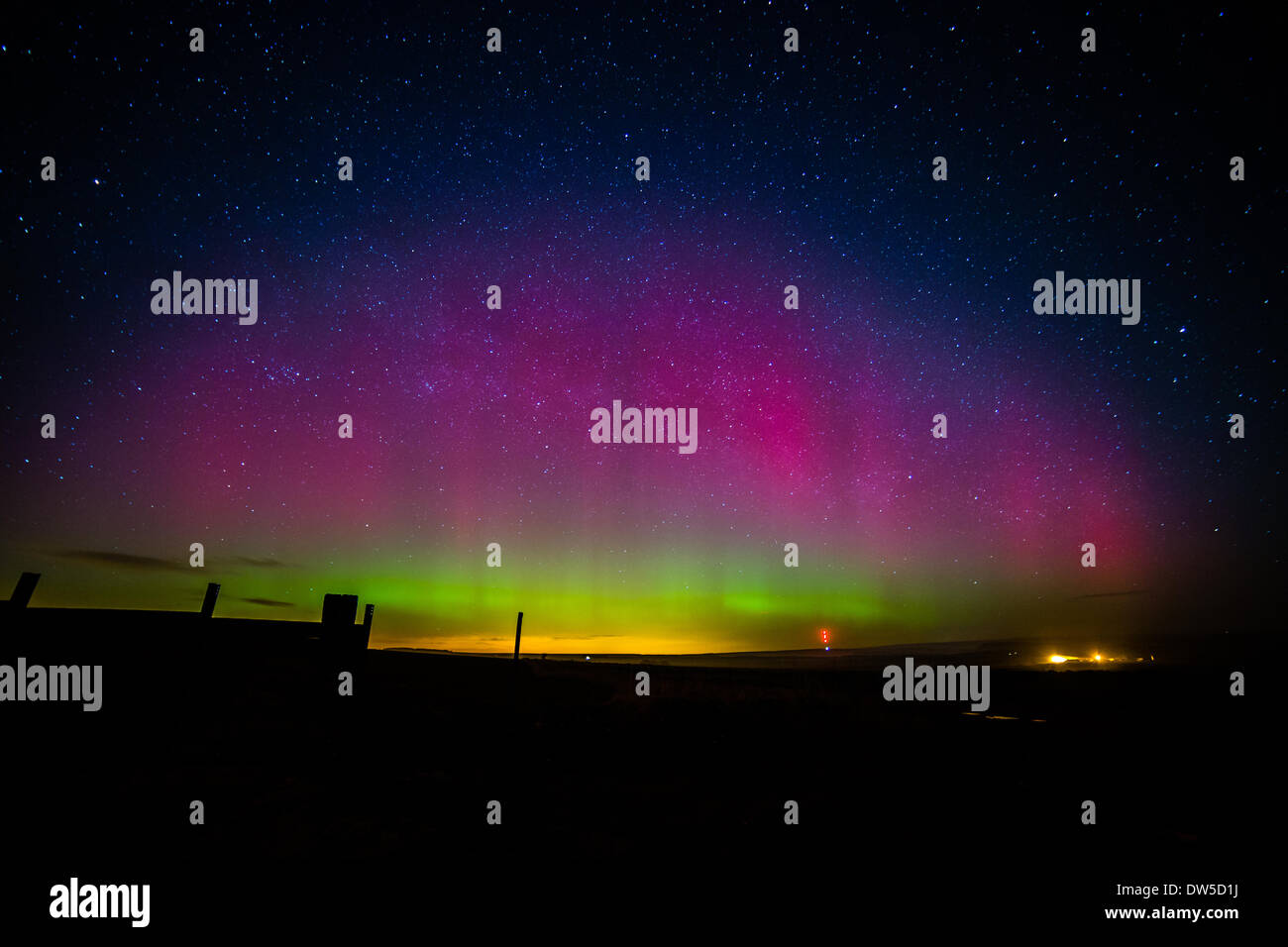 Nei pressi di Thirsk, North Yorkshire, Regno Unito. 28 feb 2014 (al mattino presto). Le luci del nord o l'Aurora Boreale, era visibile da molte parti del Regno Unito. La spettacolare fenomeno naturale è di solito più visibile solo nel Regno Unito, dal nord della Scozia. L'effetto è causato da particelle dal sole, incanalata verso la terra con il suo campo magnetico. Credito: Ian Wray/Alamy Live News Foto Stock