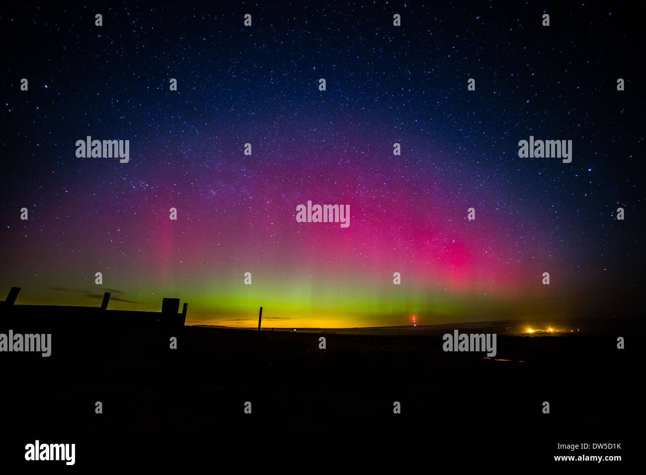 Nei pressi di Thirsk, North Yorkshire, Regno Unito. 28 feb 2014 (al mattino presto). Le luci del nord o l'Aurora Boreale, era visibile da molte parti del Regno Unito. La spettacolare fenomeno naturale è di solito più visibile solo nel Regno Unito, dal nord della Scozia. L'effetto è causato da particelle dal sole, incanalata verso la terra con il suo campo magnetico. Credito: Ian Wray/Alamy Live News Foto Stock