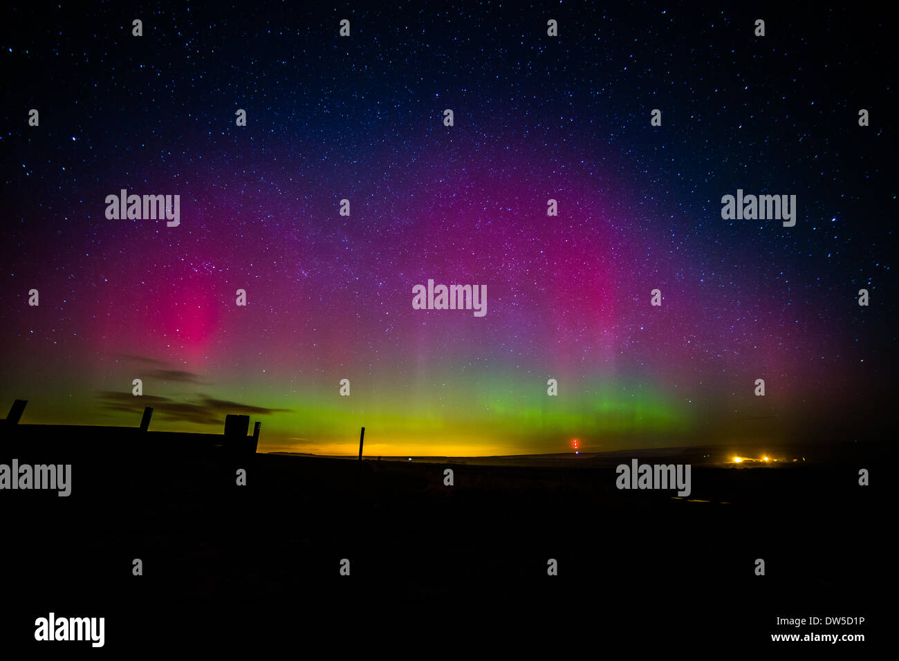 Nei pressi di Thirsk, North Yorkshire, Regno Unito. 28 feb 2014 (al mattino presto). Le luci del nord o l'Aurora Boreale, era visibile da molte parti del Regno Unito. La spettacolare fenomeno naturale è di solito più visibile solo nel Regno Unito, dal nord della Scozia. L'effetto è causato da particelle dal sole, incanalata verso la terra con il suo campo magnetico. Credito: Ian Wray/Alamy Live News Foto Stock