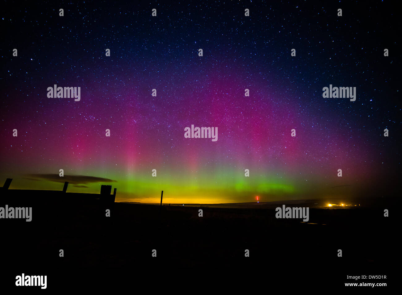 Nei pressi di Thirsk, North Yorkshire, Regno Unito. 28 feb 2014 (al mattino presto). Le luci del nord o l'Aurora Boreale, era visibile da molte parti del Regno Unito. La spettacolare fenomeno naturale è di solito più visibile solo nel Regno Unito, dal nord della Scozia. L'effetto è causato da particelle dal sole, incanalata verso la terra con il suo campo magnetico. Credito: Ian Wray/Alamy Live News Foto Stock