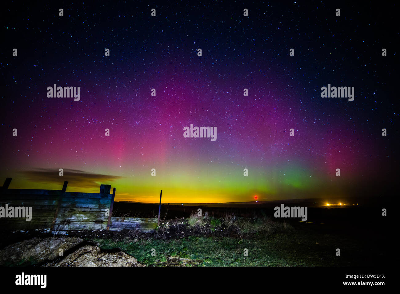 Nei pressi di Thirsk, North Yorkshire, Regno Unito. 28 feb 2014 (al mattino presto). Le luci del nord o l'Aurora Boreale, era visibile da molte parti del Regno Unito. La spettacolare fenomeno naturale è di solito più visibile solo nel Regno Unito, dal nord della Scozia. L'effetto è causato da particelle dal sole, incanalata verso la terra con il suo campo magnetico. Credito: Ian Wray/Alamy Live News Foto Stock