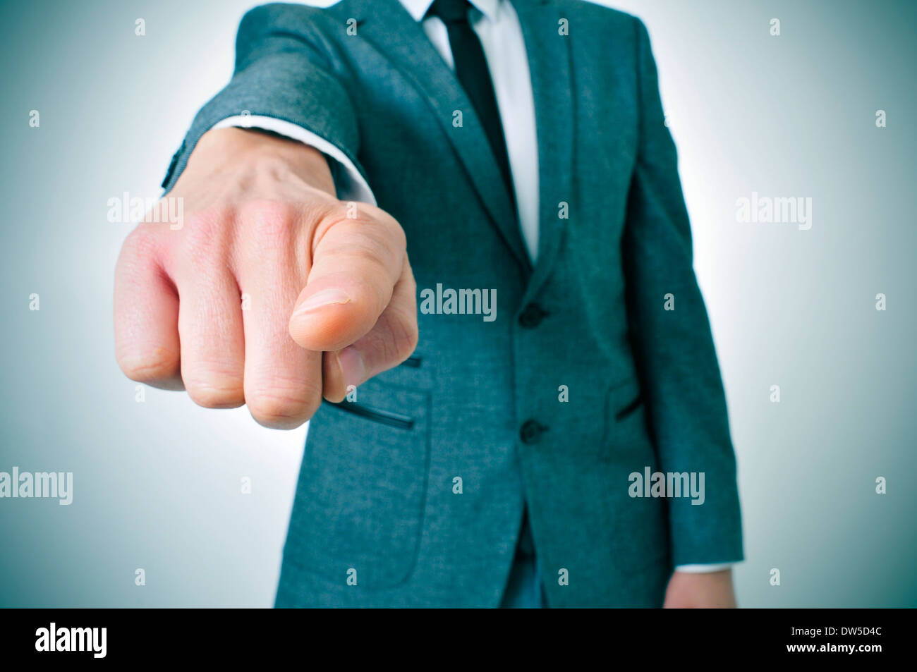 L uomo indossa una tuta puntando il dito per l'osservatore Foto Stock