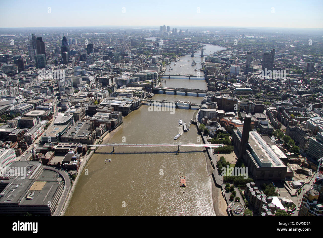 Vista aerea del Fiume Tamigi a Londra guardando ad est dalla Tate Modern a Bankside verso la città, con Millennium Bridge in forgeround Foto Stock