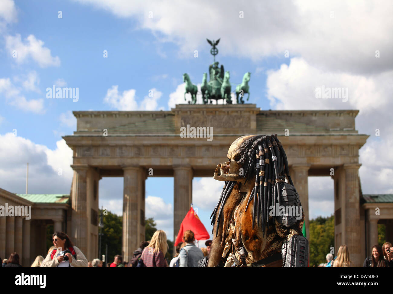 Un uomo vestito come un mostro attende per turisti alla Porta di Brandeburgo a Berlino, Settembre, 17, 2013. Sempre di più i turisti vengono a Berlino. La foto è parte di una serie sul turismo a Berlino. Foto. Wolfram Steinberg dpa Foto Stock