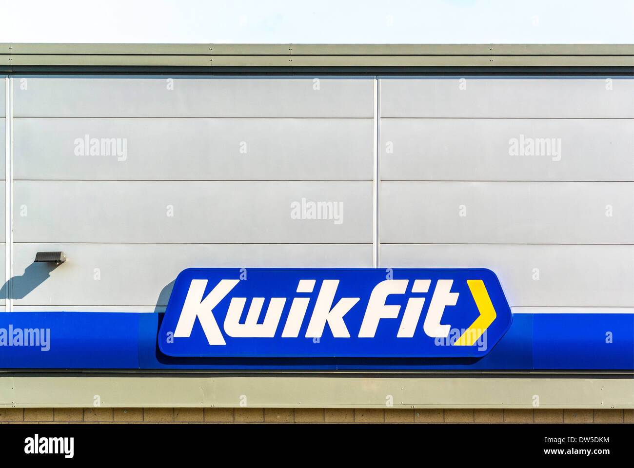 Cartello Kwik Fit sull'esterno di un edificio. Foto Stock