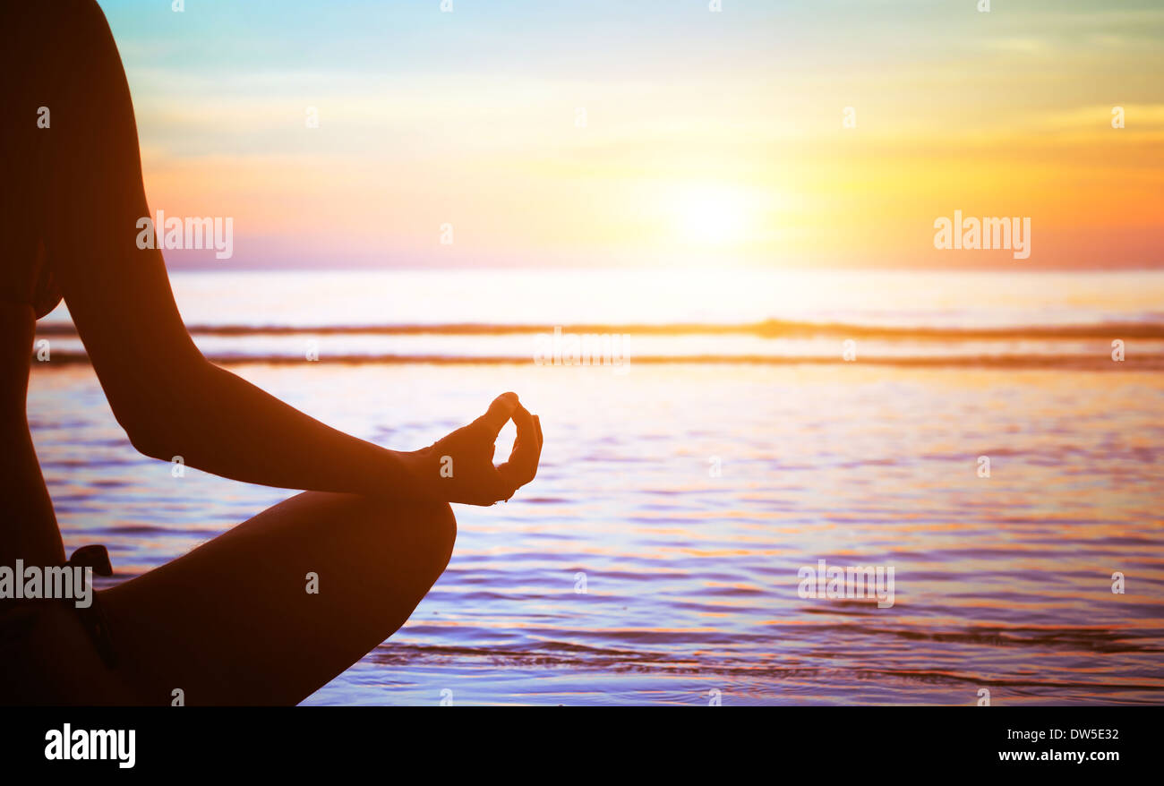 La serenità e la pratica dello yoga al tramonto, meditazione Foto Stock