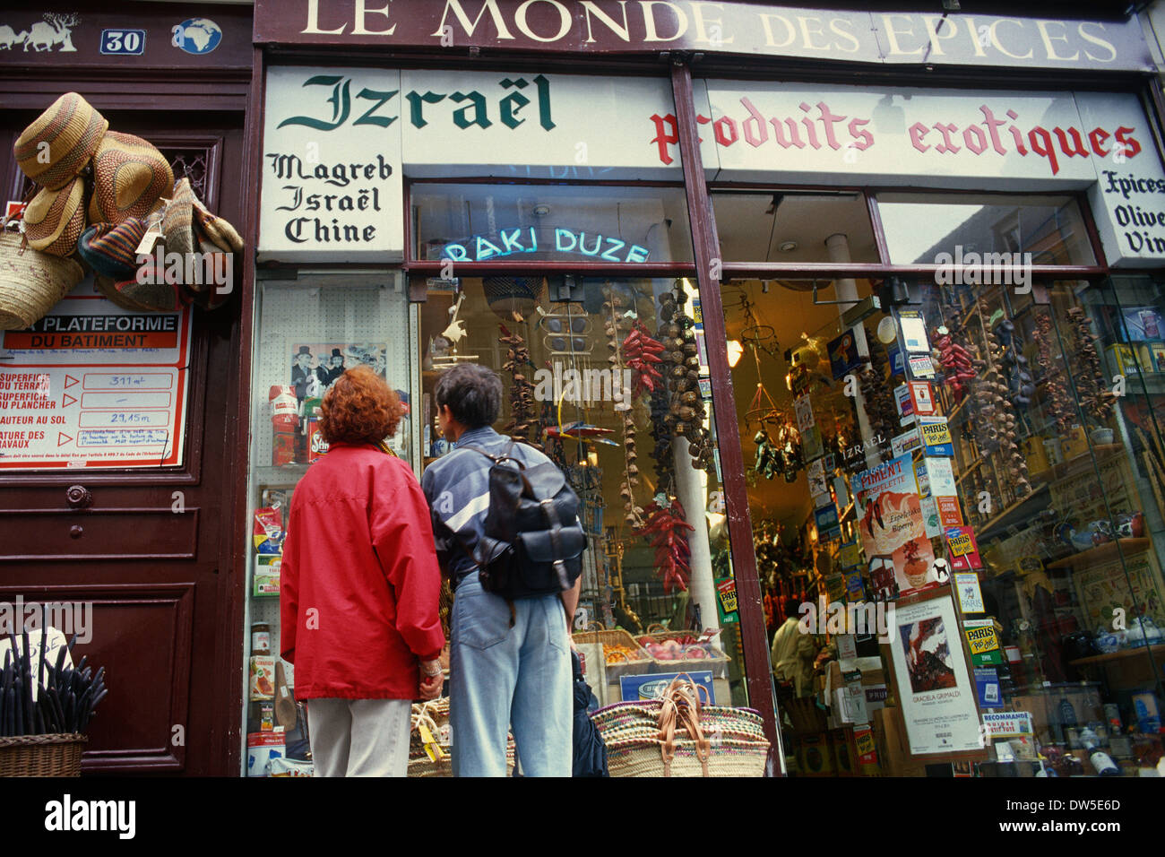 Parigi. La Francia. Izrael - Le Monde des Epices, negozio specializzato Rue Francois Miron. 4° Arrondissement. Foto Stock