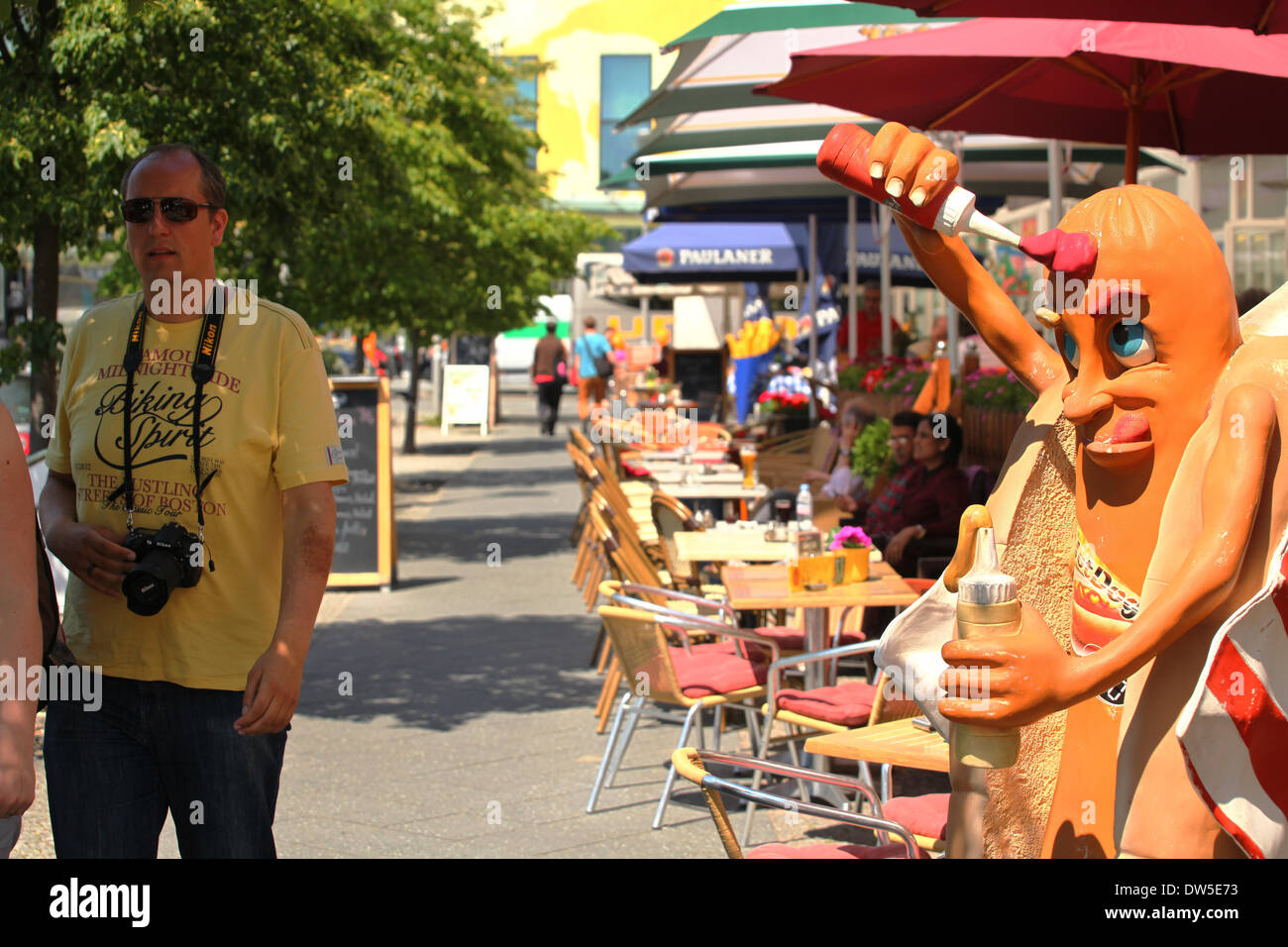 Un turista passeggiate da caffetterie nelle vicinanze dell'Olocausto Momument a Berlino, giugno, 06, 2013. Sempre di più i turisti vengono a Berlino. La foto è parte di una serie sul turismo a Berlino. Foto. Wolfram Steinberg dpa Foto Stock