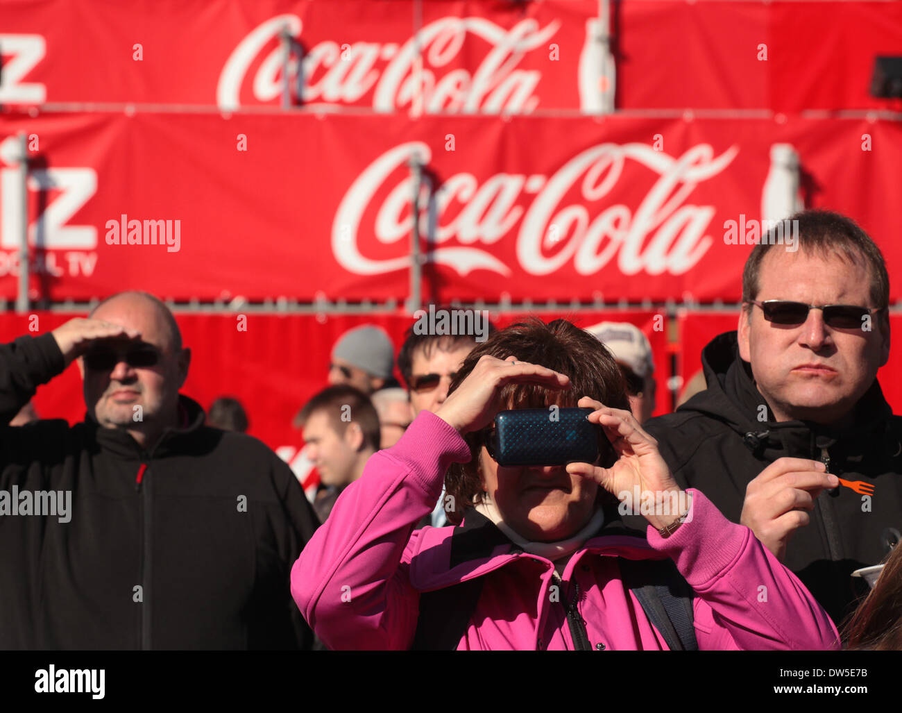 I visitatori della riunificazione giorno partito, sponsorizzato da Coca-Cola, sono visti presso la Porta di Brandeburgo a Berlino, Ottobre 03, 2013. Un numero sempre maggiore di turisti venuti per la capitale tedesca. La foto è parte di una serie sul turismo a Berlino. Foto. Wolfram Steinberg dpa Foto Stock