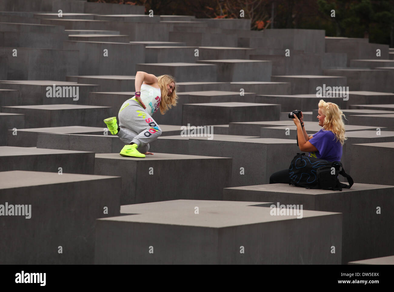 Due turisti femmina scattare foto all'Olocausto Momument a Berlino, Ottobre 20, 2013. Sempre di più i turisti vengono a Berlino. La foto è parte di una serie sul turismo a Berlino. Foto. Wolfram Steinberg dpa Foto Stock