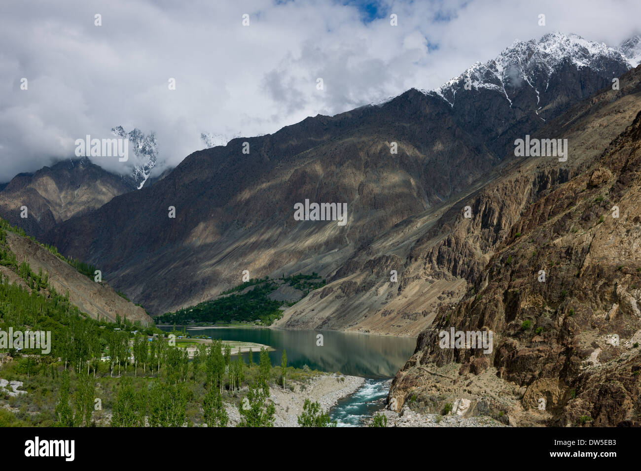 Khalti lago fiancheggiato dai fianchi ripidi del Fiume Ghizar Gilgit (Fiume) Valley, visto dalla strada Shandur-Gilgit, Gilgit-Baltistan, Pakistan Foto Stock