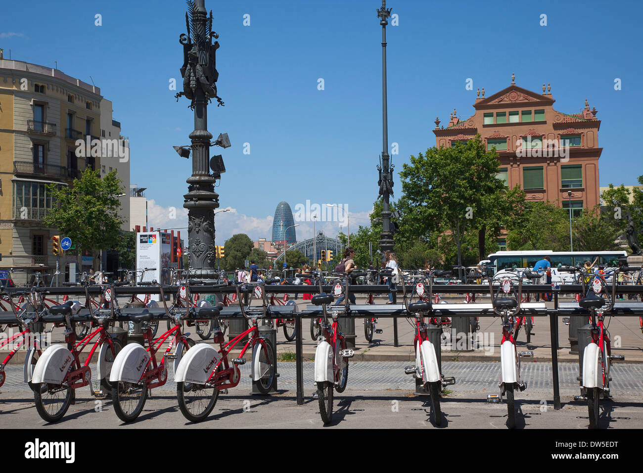 In Spagna, in Catalogna, Barcellona, Parc de la Ciutadella, pubblica noleggiare biciclette accanto all'Arc Du Triomf. Foto Stock