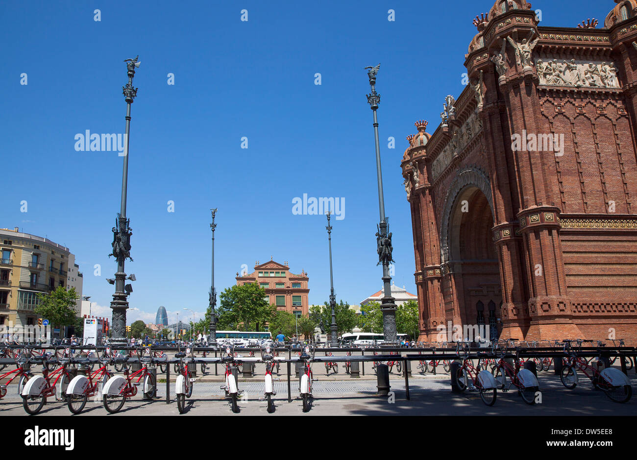 In Spagna, in Catalogna, Barcellona, Parc de la Ciutadella, pubblica noleggiare biciclette accanto all'Arc Du Triomf. Foto Stock