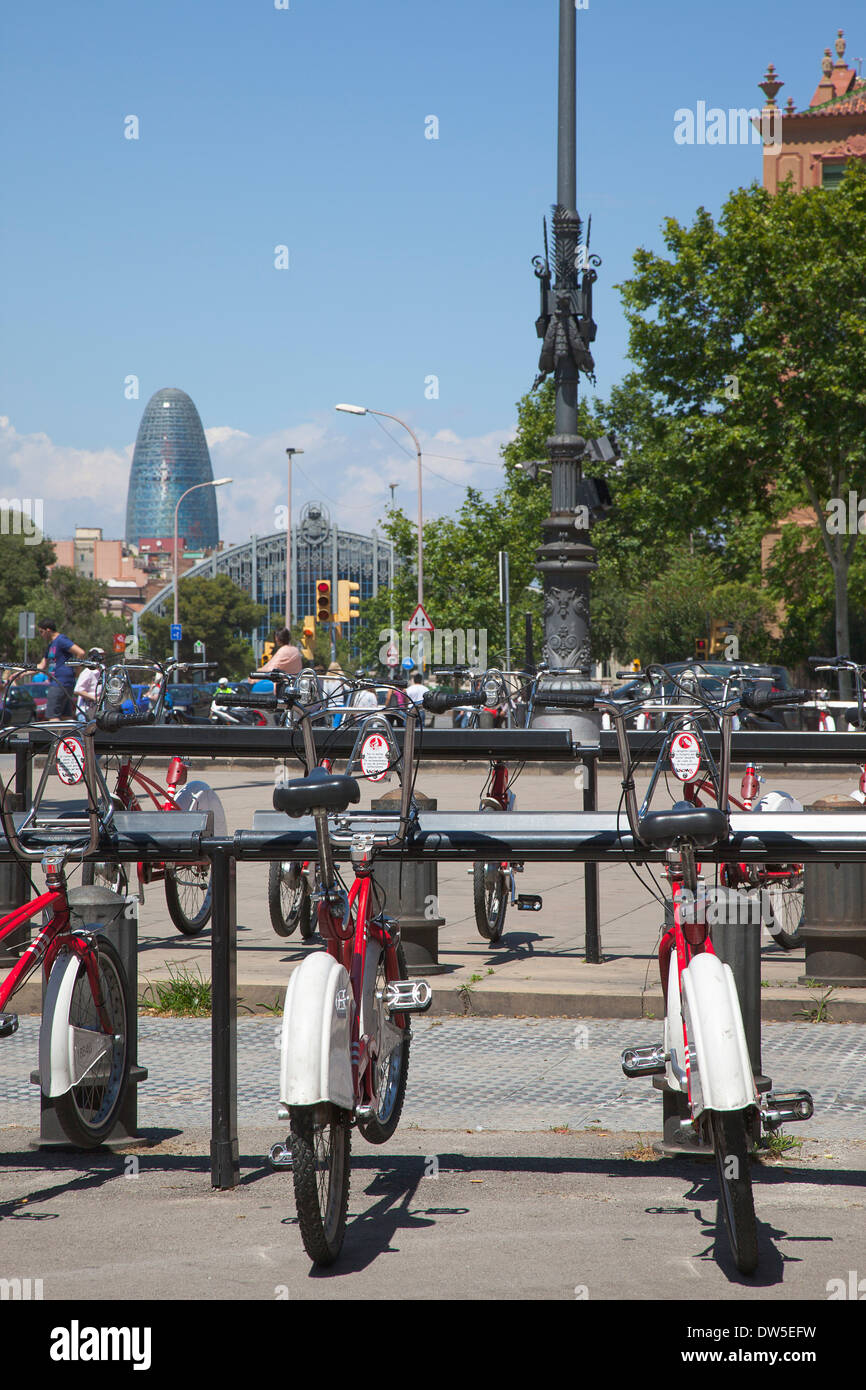 In Spagna, in Catalogna, Barcellona, Parc de la Ciutadella, pubblica noleggiare biciclette accanto all'Arc Du Triomf. Foto Stock