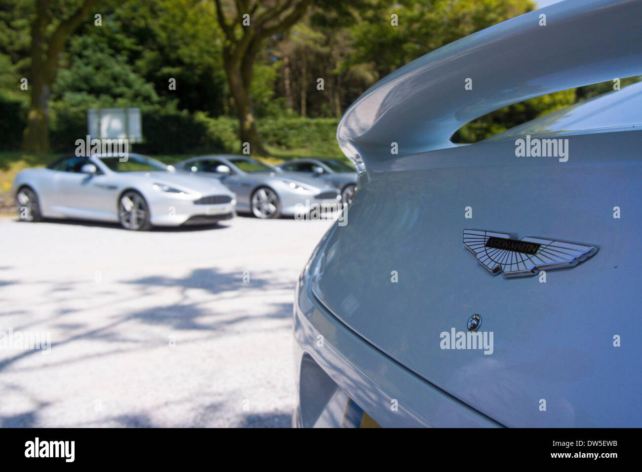 Aston Martins su un parcheggio nella parte anteriore di una Aston Martin Vanquish, Culbone, Regno Unito, Europa Foto Stock