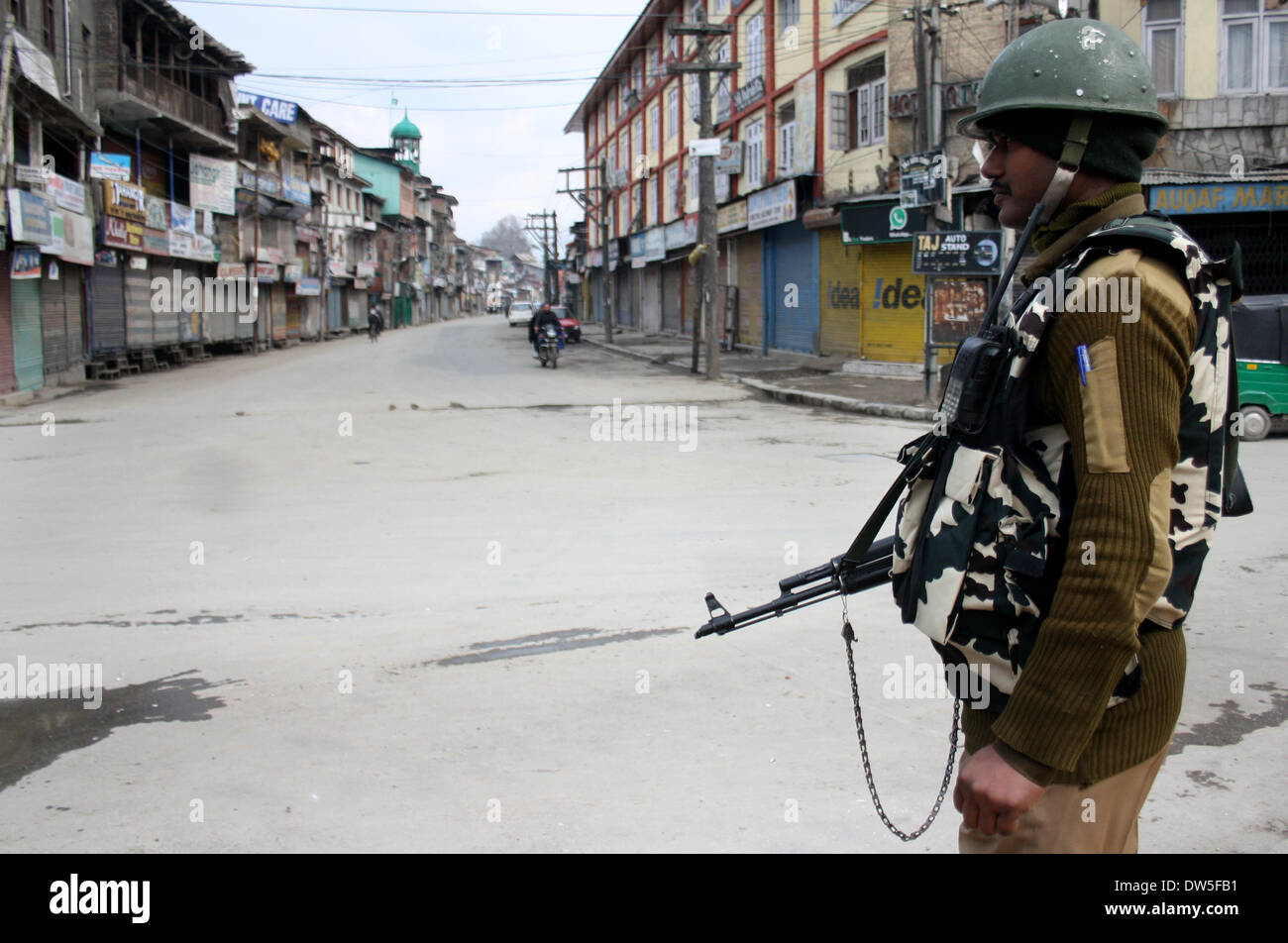 Febbraio 28, 2014 - Kashmir - indiano di paramilitari soldato di guardia durante uno sciopero di Venerdì, 28 febbraio 2014, in Srinagar radiali per autovettura e derivato. captil di Indiano-Kashmir controllato come separatisti chiamato per uno sciopero generale esigenti sonda imparziale nella uccisione di sette militents sospetti uccisi dalle forze del governo su feb 24.2014 a Dardpora Kupwara. (Credito Immagine: © Shafat Sidiq/NurPhoto/ZUMAPRESS.com) Foto Stock