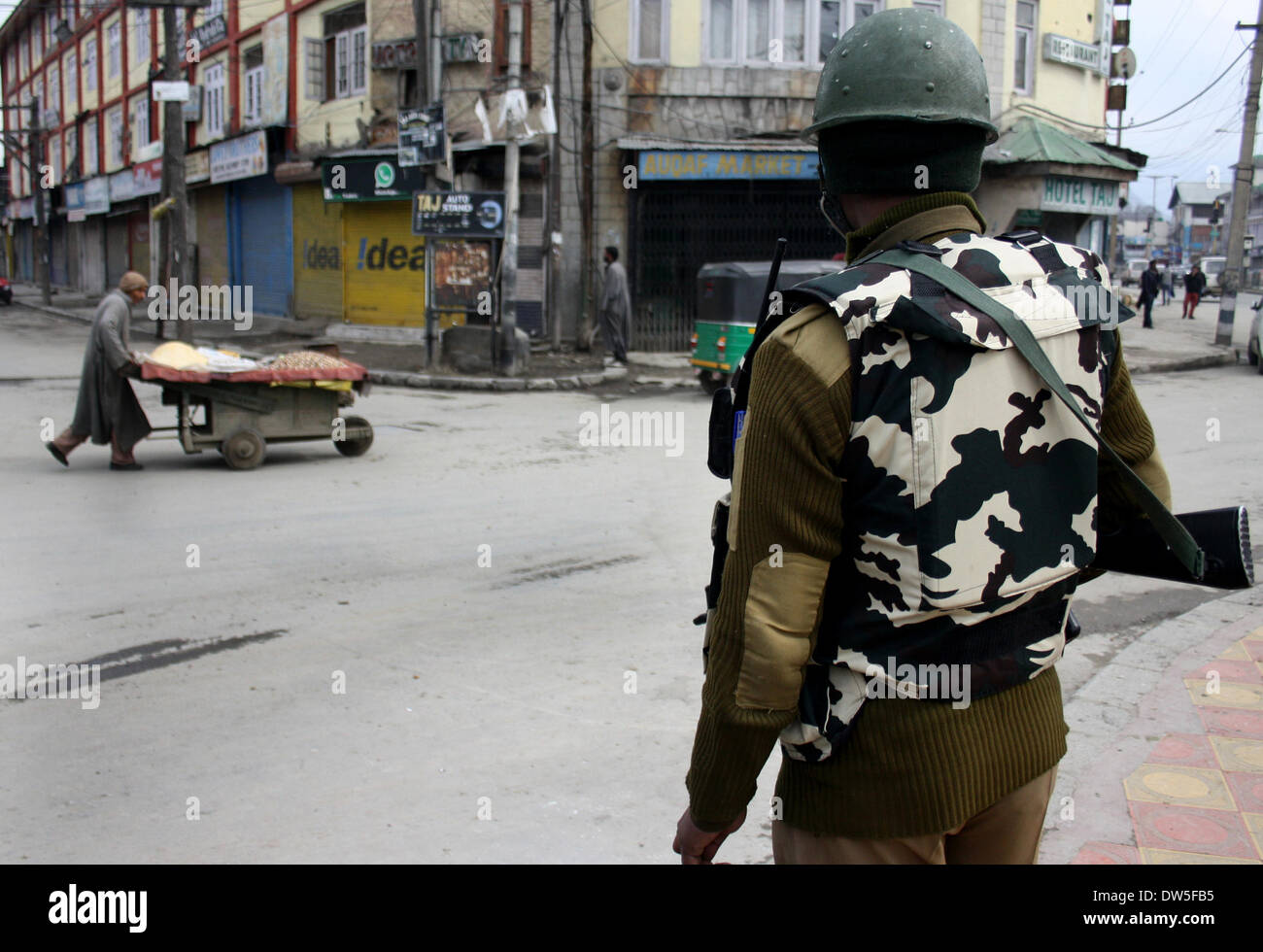 Febbraio 28, 2014 - Kashmir - indiano di paramilitari soldato di guardia durante uno sciopero di Venerdì, 28 febbraio 2014, in Srinagar radiali per autovettura e derivato. captil di Indiano-Kashmir controllato come separatisti chiamato per uno sciopero generale esigenti sonda imparziale nella uccisione di sette militents sospetti uccisi dalle forze del governo su feb 24.2014 a Dardpora Kupwara. (Credito Immagine: © Shafat Sidiq/NurPhoto/ZUMAPRESS.com) Foto Stock