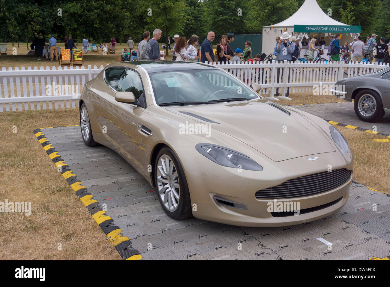 Auto, Aston Martin Jet 2 Bertone, berlina, Lusso ca. s, modello anno 2004-,  argento, in piedi, difesa, diagonale dal p Foto stock - Alamy