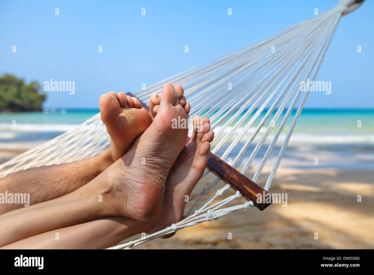 Coppia felice sulla spiaggia in luna di miele Foto Stock