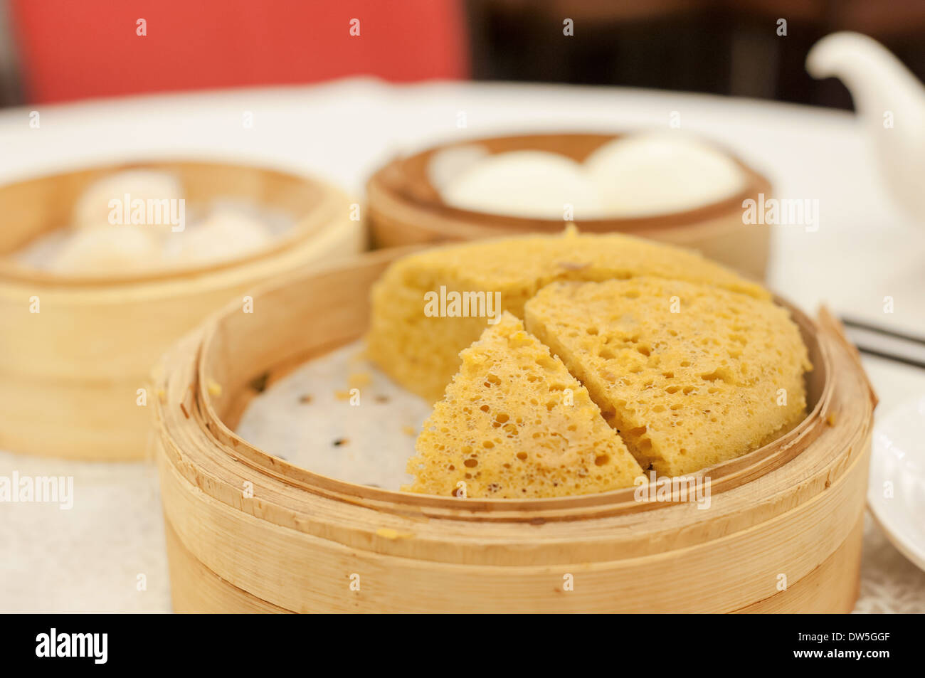 Ma lai gao, noto anche come torta malay, servita presso il dim sum di Hong kong ristorante Foto Stock