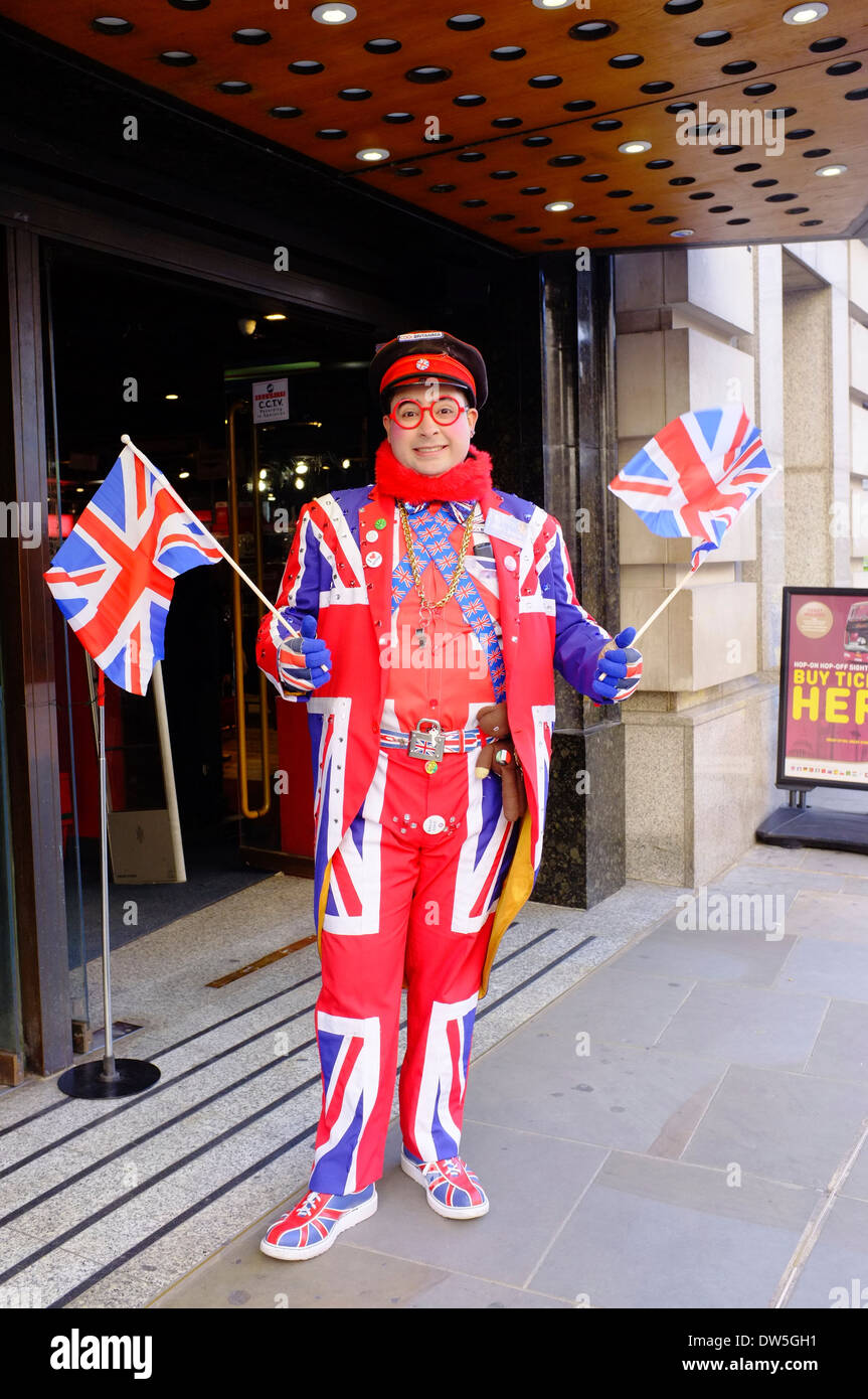 Signor Gran Bretagna vestito in Unione Jack tuxedo sventolando bandiere al  negozio di souvenir ingresso Foto stock - Alamy