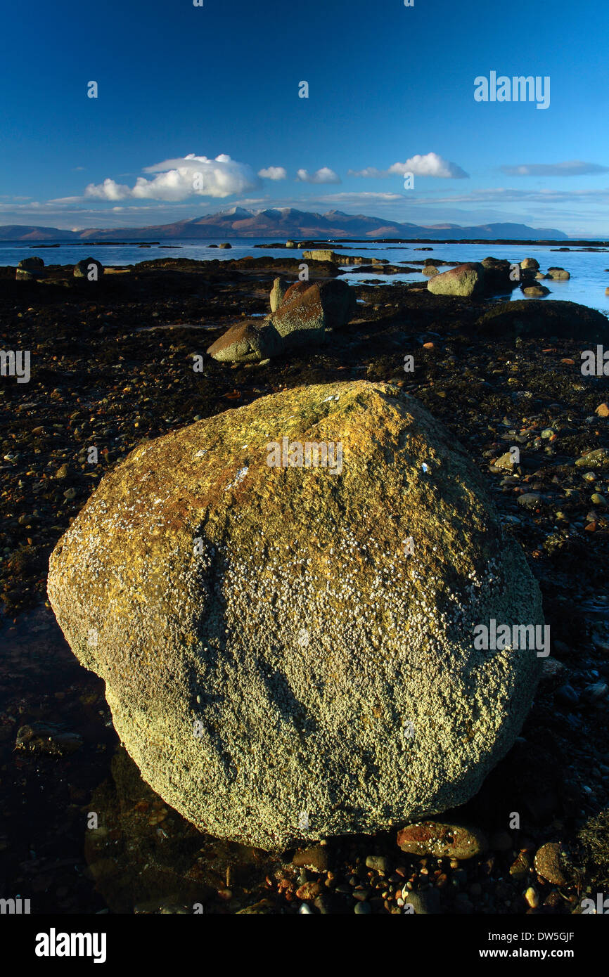 Guardando verso Arran da Seamill, Ayrshire Foto Stock