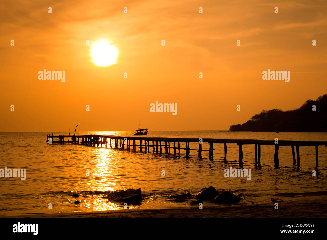 Spiaggia tropicale al tramonto Foto Stock