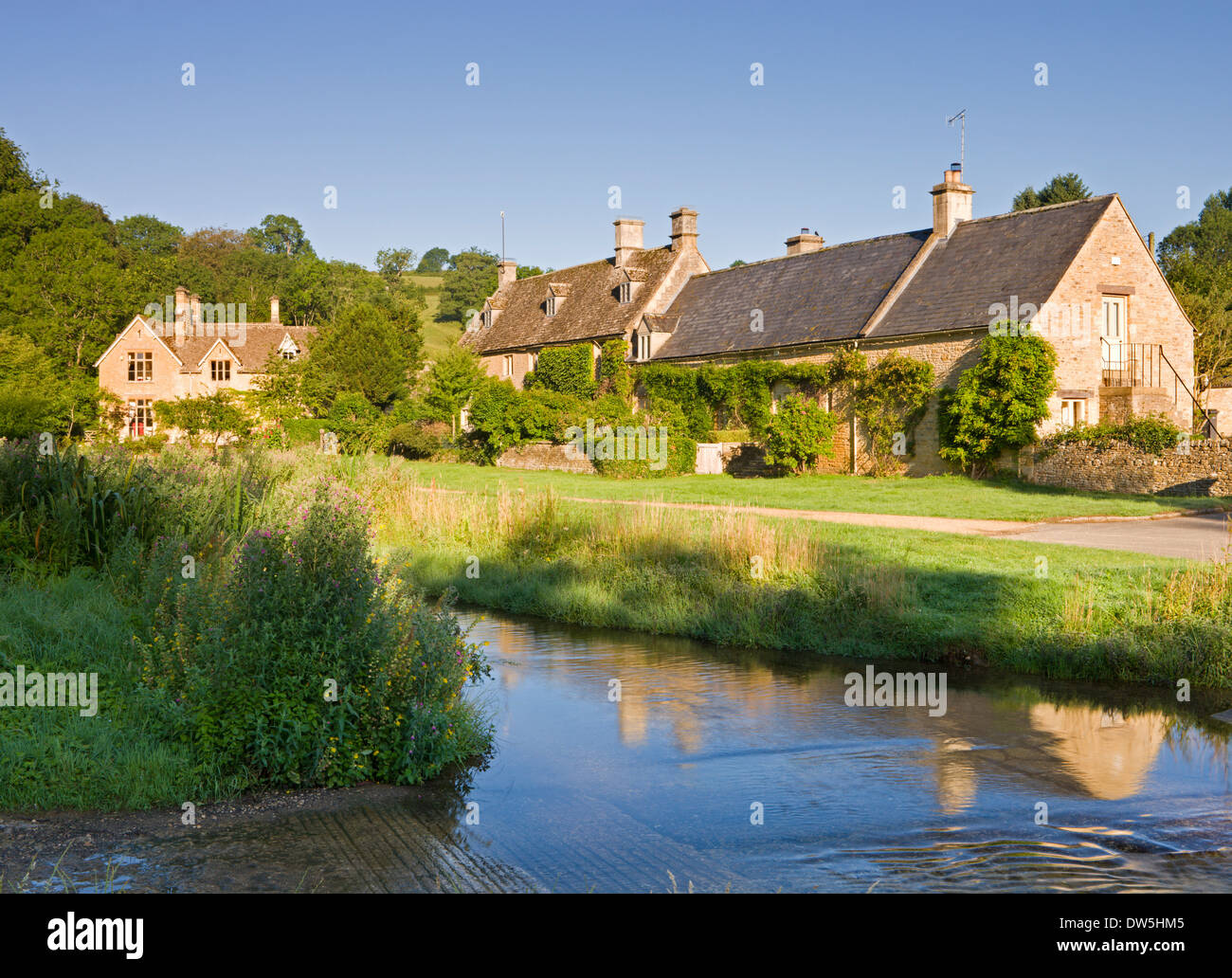 Pittoreschi casolari accanto al fiume occhio in Cotswolds villaggio di Upper Slaughter, Gloucestershire, Inghilterra. Foto Stock