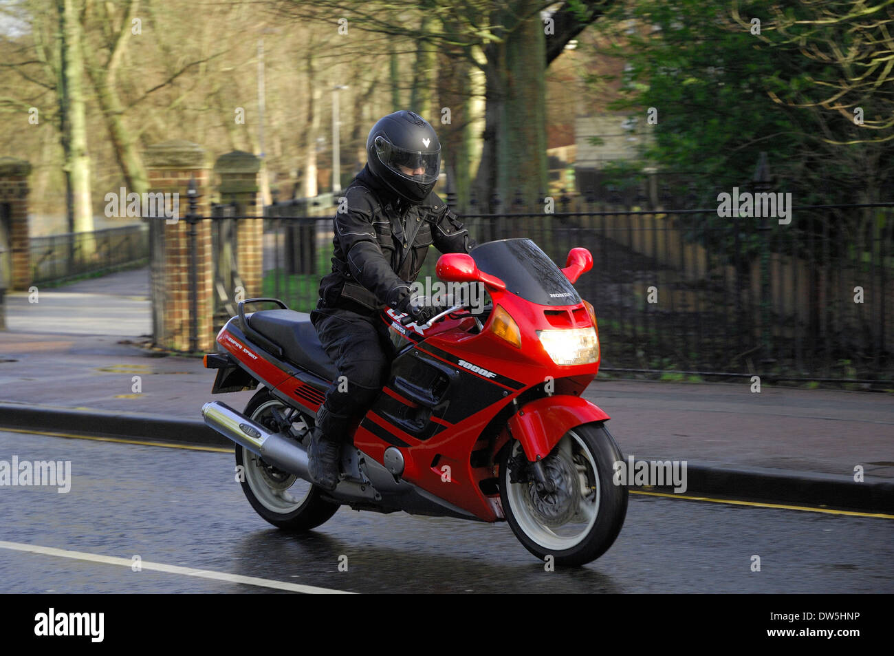 Uomo in sella a una motocicletta sportiva in Luton Foto Stock