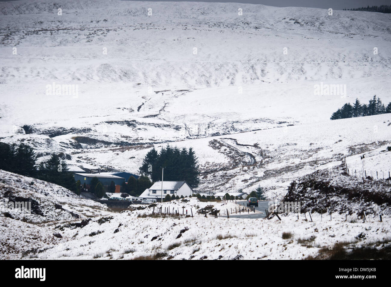 A44, metà del Galles, UK. Il 28 febbraio 2014. Venerdì 28 febbraio 2014, Metà Wales UK durante la notte nevica coprire le vette delle PUMLUMON (Plynlimon) gamma di montagna sopra l'A44, tronco principale strada a EISTEDDFA GURIG, sul confine tra la contea di Powys e Ceredigion. Photo credit: keith morris/Alamy Live News Foto Stock