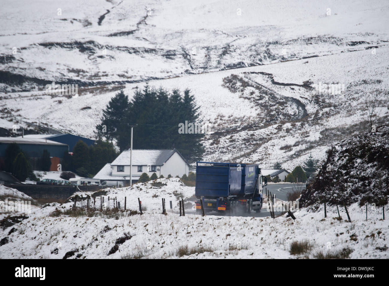 A44, metà del Galles, UK. Il 28 febbraio 2014. Venerdì 28 febbraio 2014, Metà Wales UK durante la notte nevica coprire le vette delle PUMLUMON (Plynlimon) gamma di montagna sopra l'A44, tronco principale strada a EISTEDDFA GURIG, sul confine tra la contea di Powys e Ceredigion. Photo credit: keith morris/Alamy Live News Foto Stock