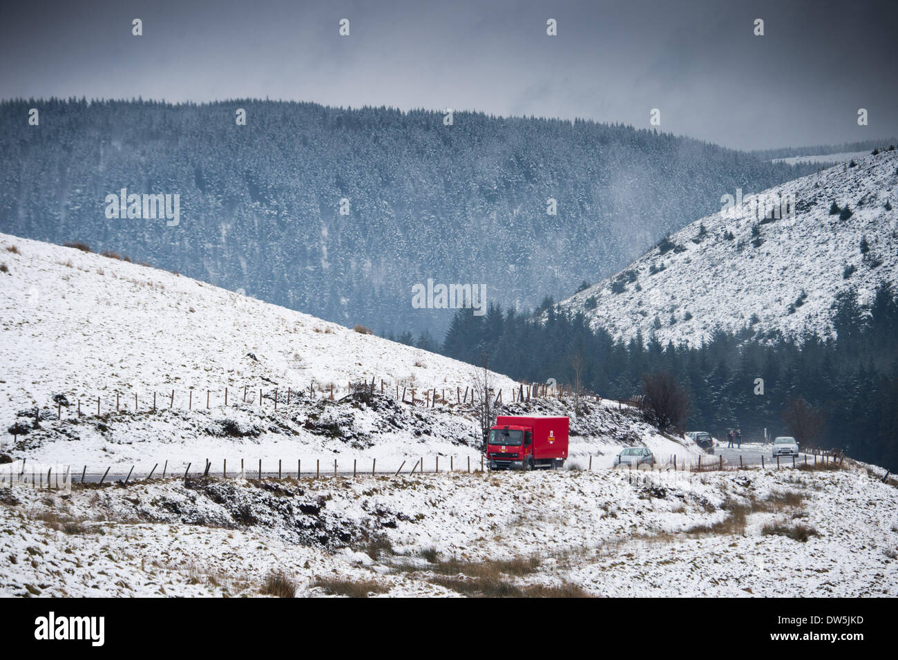 A44, metà del Galles, UK. Il 28 febbraio 2014. Venerdì 28 febbraio 2014, Metà Wales UK durante la notte nevica coprire le vette delle PUMLUMON (Plynlimon) gamma di montagna sopra l'A44, tronco principale strada a EISTEDDFA GURIG, sul confine tra la contea di Powys e Ceredigion. Photo credit: keith morris/Alamy Live News Foto Stock