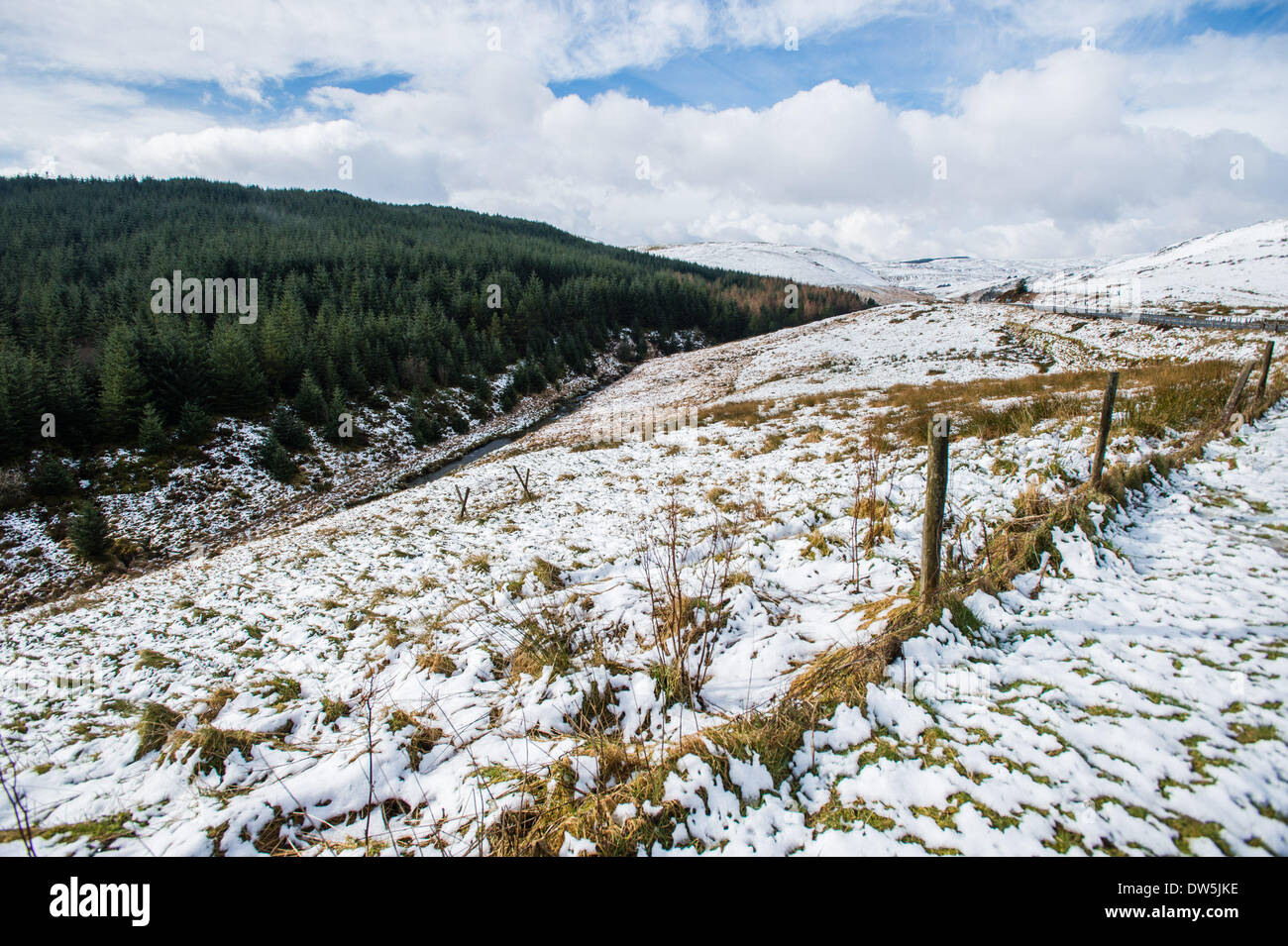 A44, metà del Galles, UK. Il 28 febbraio 2014. Venerdì 28 febbraio 2014, Metà Wales UK durante la notte nevica coprire le vette delle PUMLUMON (Plynlimon) gamma di montagna sopra l'A44, tronco principale strada a EISTEDDFA GURIG, sul confine tra la contea di Powys e Ceredigion. Photo credit: keith morris/Alamy Live News Foto Stock