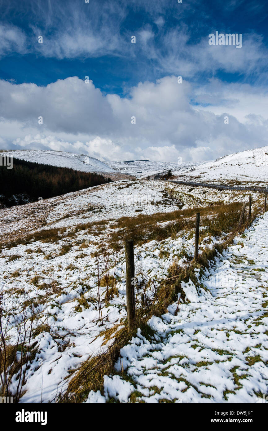 A44, metà del Galles, UK. Il 28 febbraio 2014. Venerdì 28 febbraio 2014, Metà Wales UK durante la notte nevica coprire le vette delle PUMLUMON (Plynlimon) gamma di montagna sopra l'A44, tronco principale strada a EISTEDDFA GURIG, sul confine tra la contea di Powys e Ceredigion. Photo credit: keith morris/Alamy Live News Foto Stock