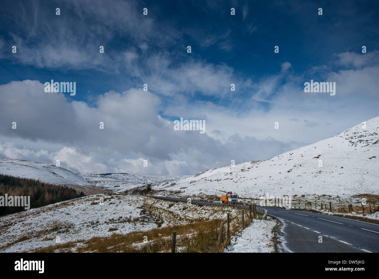 A44, metà del Galles, UK. Il 28 febbraio 2014. Venerdì 28 febbraio 2014, Metà Wales UK durante la notte nevica coprire le vette delle PUMLUMON (Plynlimon) gamma di montagna sopra l'A44, tronco principale strada a EISTEDDFA GURIG, sul confine tra la contea di Powys e Ceredigion. Photo credit: keith morris/Alamy Live News Foto Stock