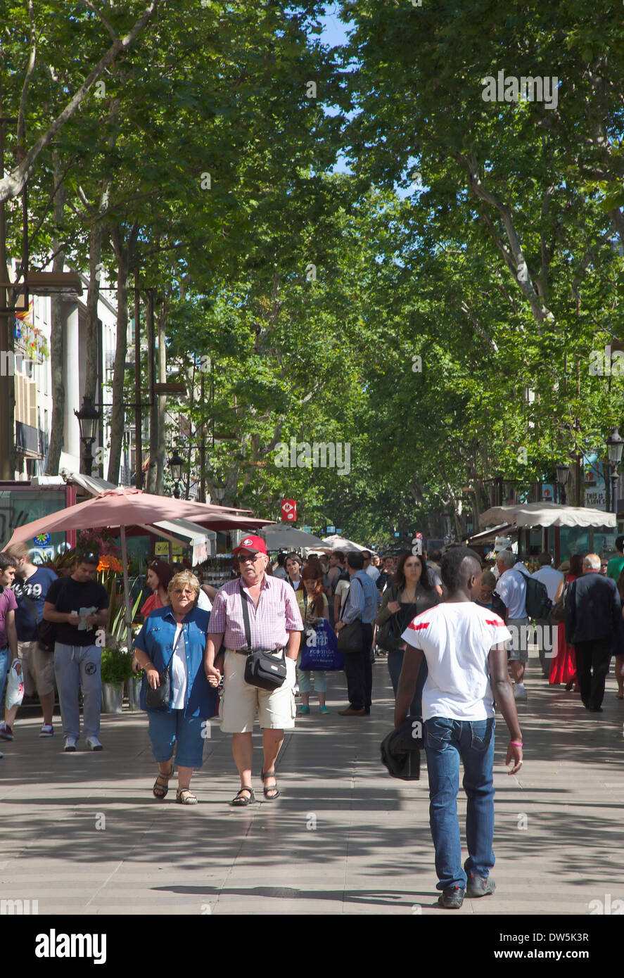 In Spagna, in Catalogna, Barcellona, turistico a piedi lungo il viale alberato di La Rambla. Foto Stock