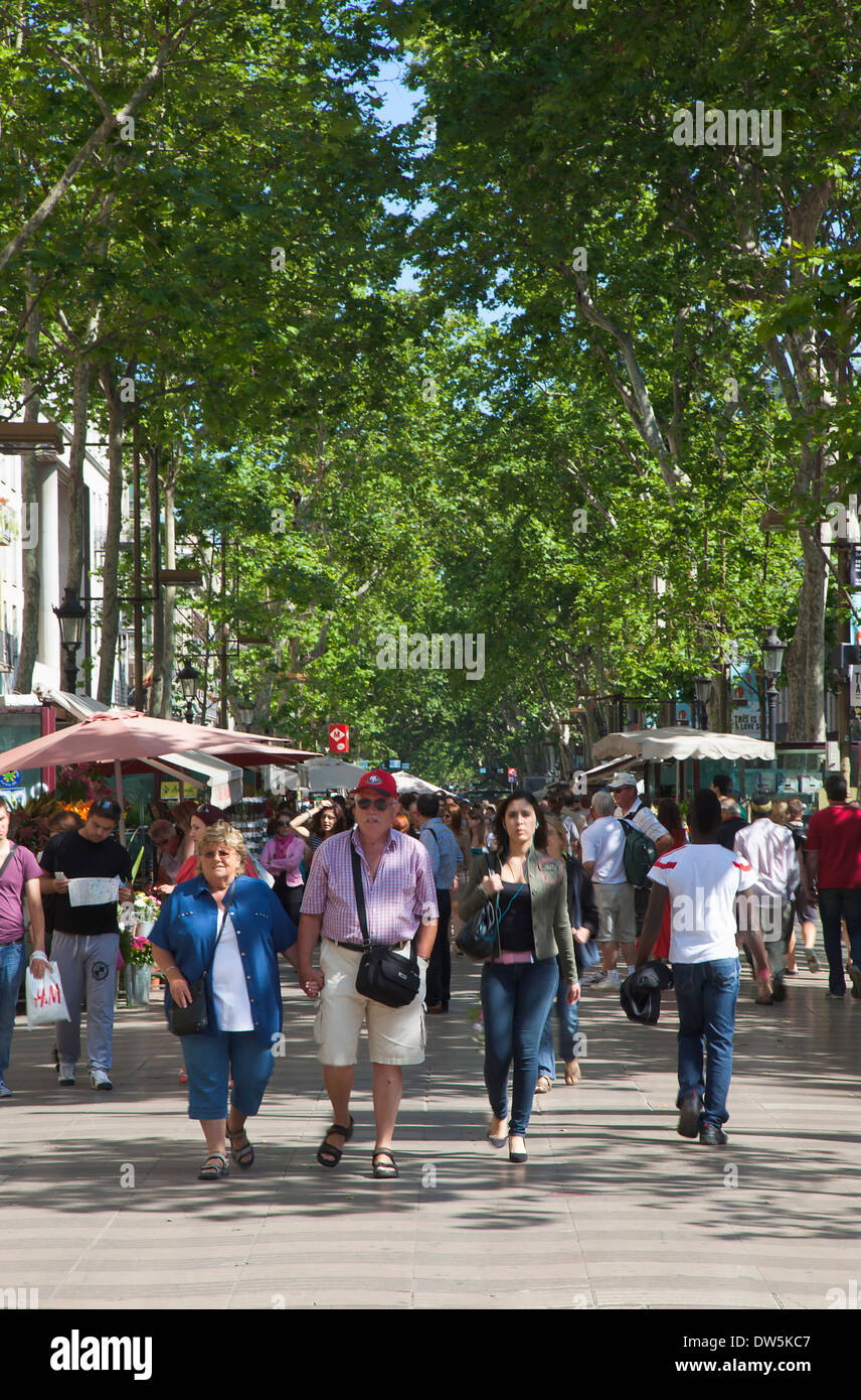 In Spagna, in Catalogna, Barcellona, turistico a piedi lungo il viale alberato di La Rambla. Foto Stock