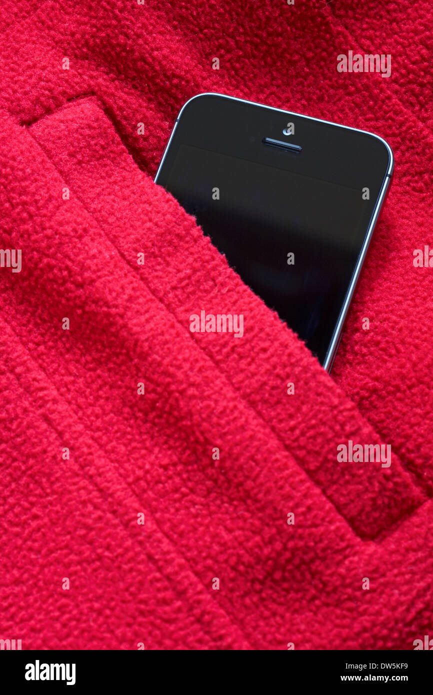 IPhone 5s nella tasca della giacca rossa - spento, spento Foto Stock