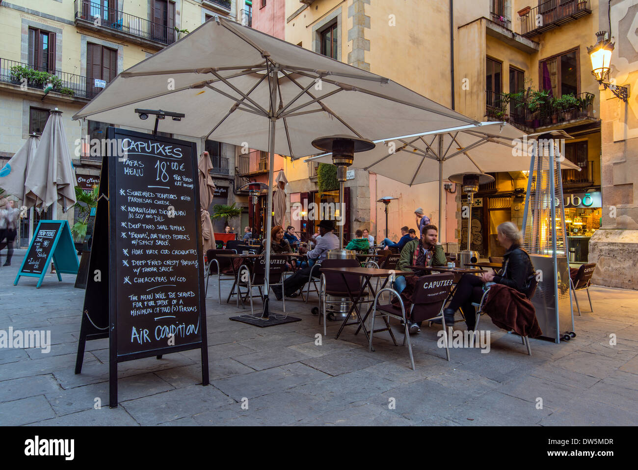 Outdoor cafe con i turisti seduti ai tavoli in Born, Barcellona, in Catalogna, Spagna Foto Stock