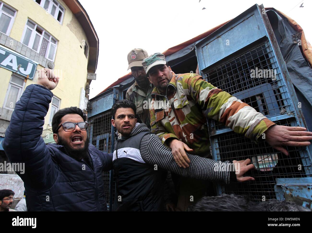 Srinagar, Indiano-controllato del Kashmir. 28 feb 2014. I sostenitori di pro-gruppo indipendente Jammu e Kashmir Liberation Front (JKLF) gridare slogan come essi sono trattenuti dalla polizia indiana durante una manifestazione di protesta a Srinagar, la capitale estiva di Indiano-Kashmir controllata, 28 febbraio, 2014. La polizia indiana venerdì hanno arrestato un senior leader indipendentista e i suoi attivisti in indiano-Kashmir controllato e impedito loro di prendere un marzo chiedendo giustizia per le vittime dell'Pathribal fake gunfight caso. Credito: Javed Dar/Xinhua/Alamy Live News Foto Stock