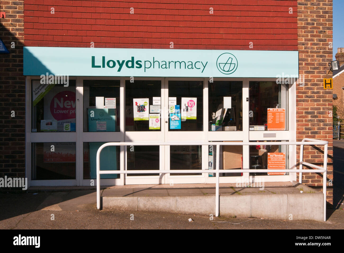 Esterno di un Lloyds Pharmacy Foto Stock